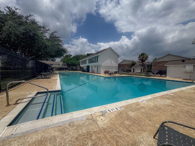 Photo - 14721 Perthshire Rd