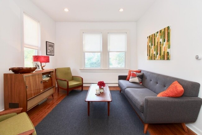 Photo - 16-18-18 Hudson Pl Unit 2