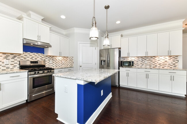 Photo - 406 Fairmile Dr