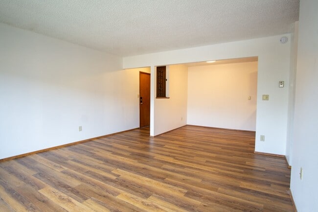 Photo - FREE RENT HERE! Close in NE-2 Bedroom, 1.5 Bath Ready Now! Unidad 2130-07