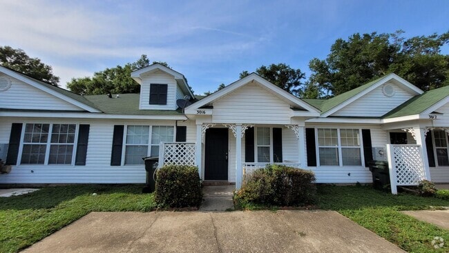 Building Photo - 2 bedroom 1 bath townhouse available for r...