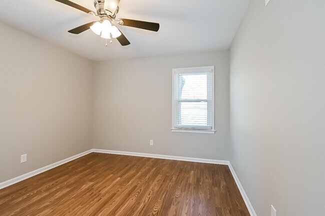 Photo - 1695 Myrna Ln