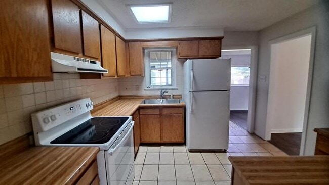 Photo - 8505 Lyn Ave