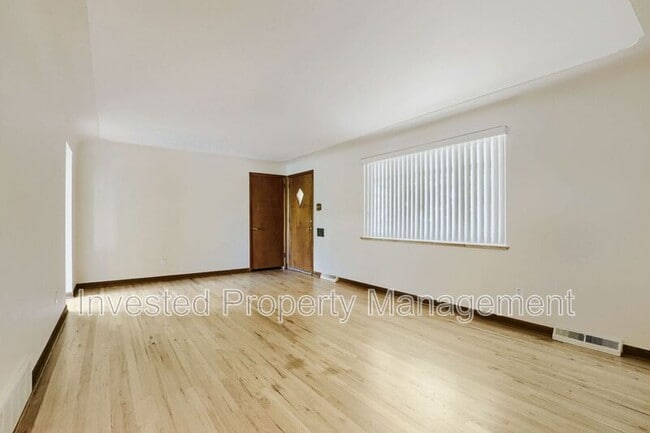 Photo - 4660 Upham St