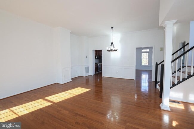 Photo - 47699 Whirlpool Square