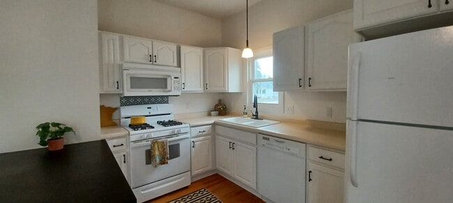 Building Photo - 42 Maple St N Rental