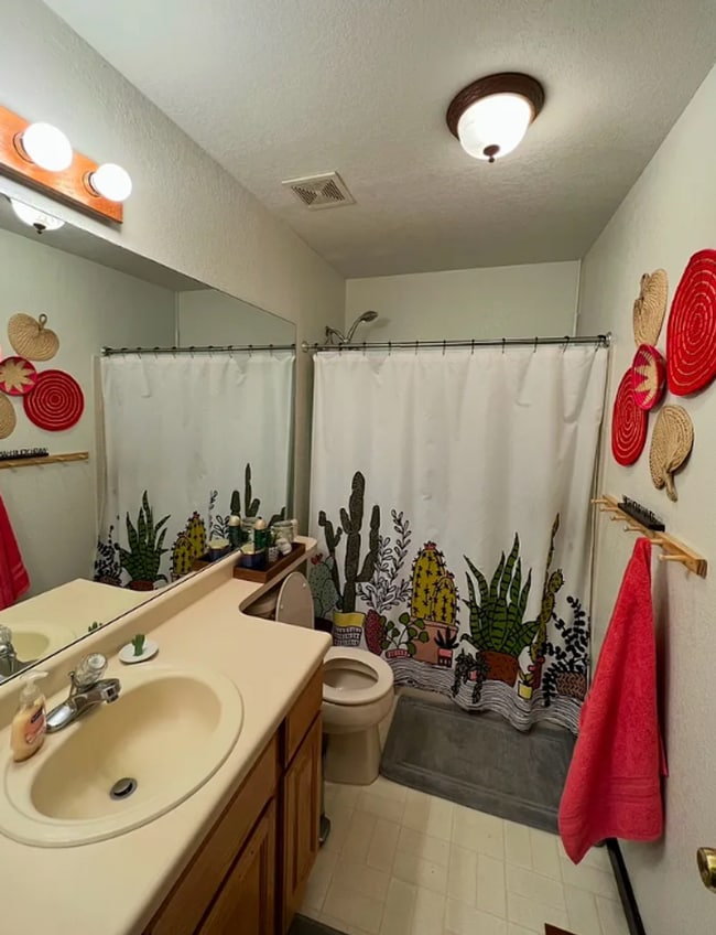 Photo - Room in a large shared home, great neighborhood, friendly roommates! Unidad Room 3