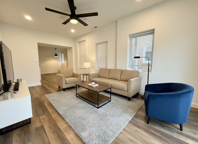 Building Photo - 451 Green Ln Unit 1