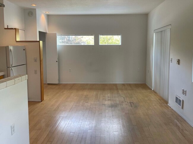 Fotografía del edificio - 1501 E Spring St Unidad 1