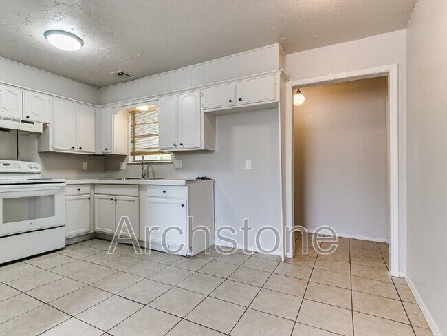 Photo - 8814 NE 13th St