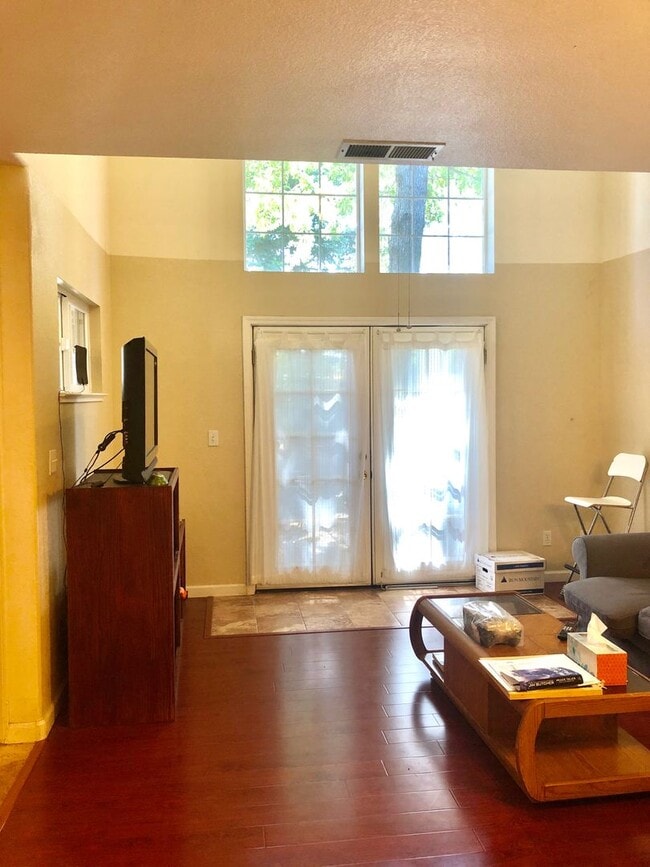 Davis - Centrally Located Home - Davis - Centrally Located Home
