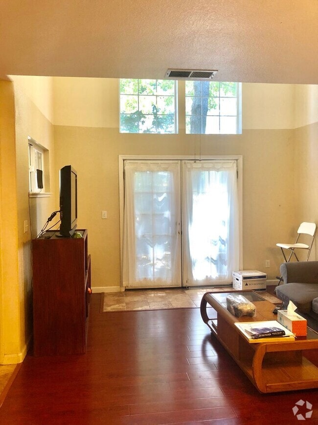 Building Photo - Davis - Centrally Located Home