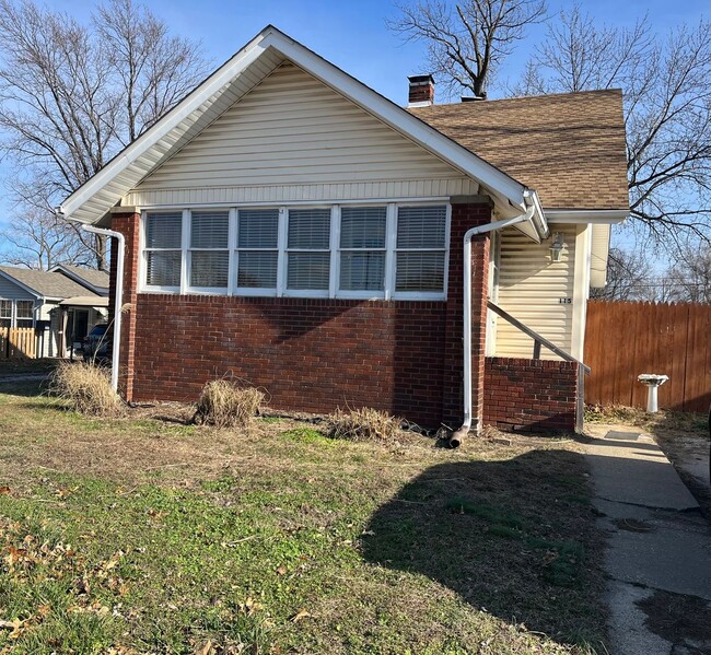 3 Bedroom House in Wood River IL - 3 Bedroom House in Wood River IL