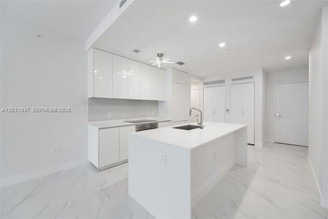 Photo - 700 NE 24th St Unidad 700 NE 24th Street # 904