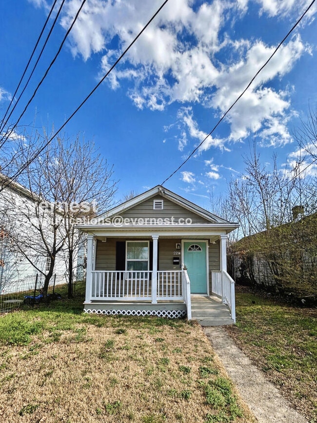 Building Photo - Charming 2 Bed, 1 Bath with Fenced Yard and Stainless Steel Appliances