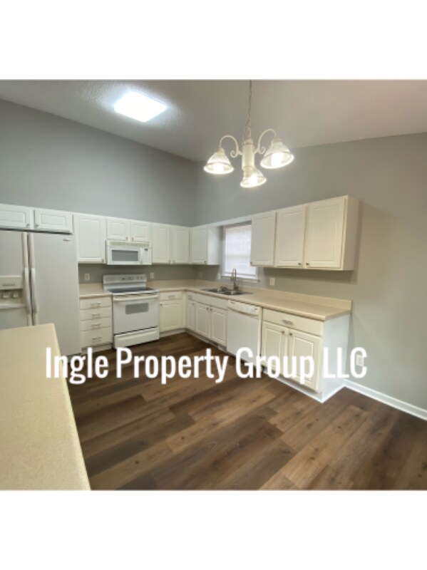 Photo - 375 Sommerset Dr