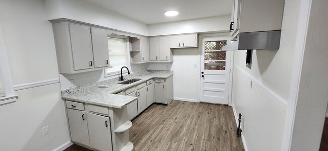Photo - 2752 Hawthorne Dr