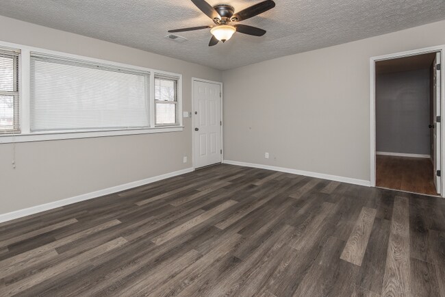 Photo - 628 E Chain of Rocks Rd