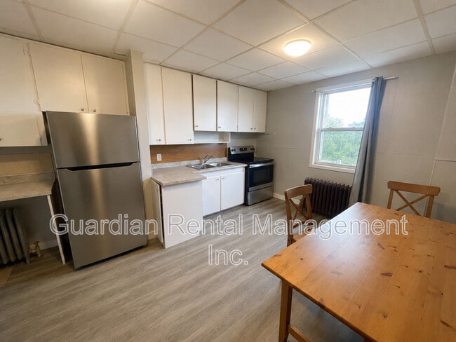 Building Photo - 411 Simpson St Unit Apartment 6