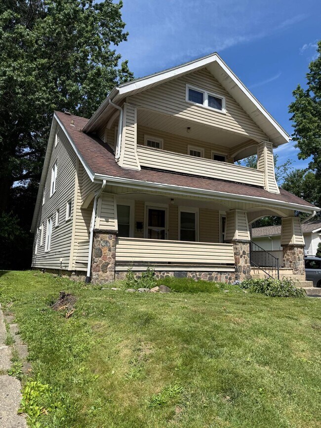 132 Crescent Dr