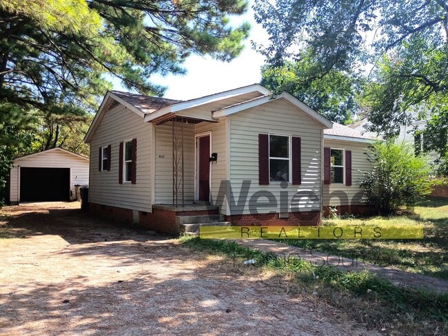 Building Photo - 3-Bedroom Home with Garage and Spacious Yard