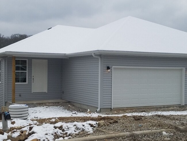 Photo - 3 Bedroom 2 Bath 2 Car Garage For Rent in Branson MO