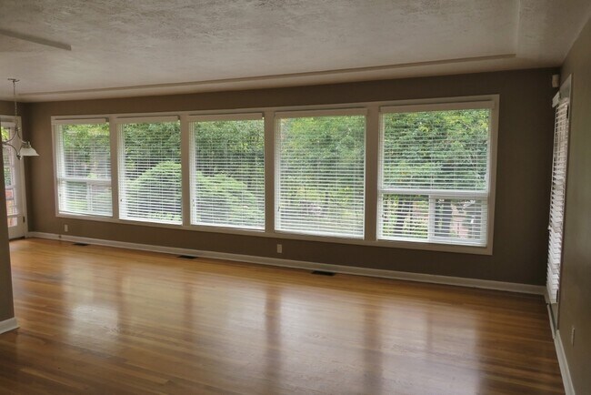 Photo - Refurbished Bridlemile 4 bedroom - fresh p...