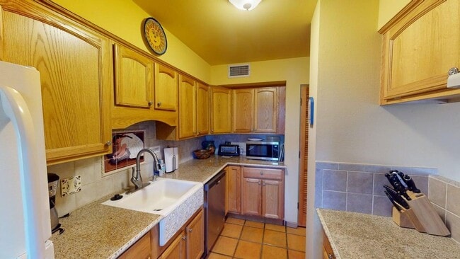 Photo - Charming two bedroom close to downtown. Furnished long term rental.