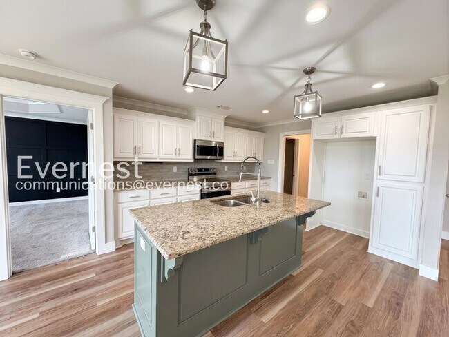 4 Bed/2 Bath Home with Fenced Yard & Garage / Pet-Friendly / Available Now!