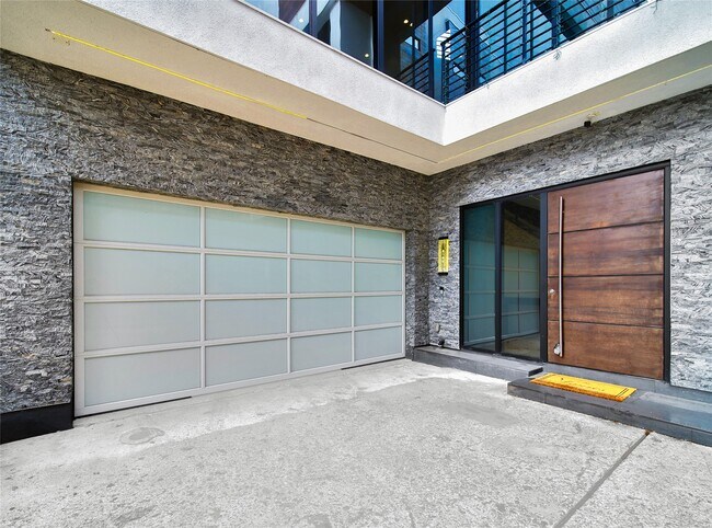 Photo - 819 W 24th St