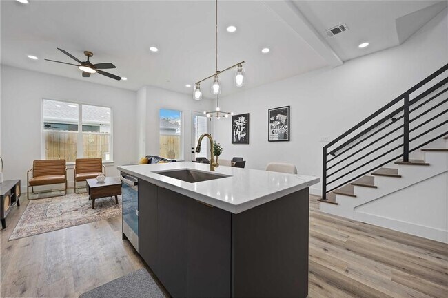 Photo - 1805 Emir St