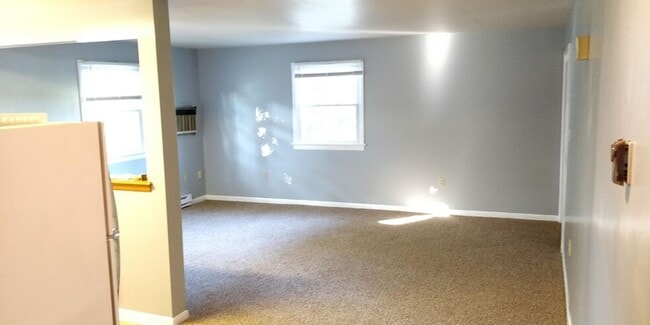 Spacious Pet Friendly 1 Bedroom with AC - Spacious Pet Friendly 1 Bedroom with AC Unit Apt 2