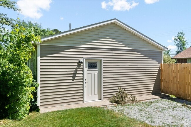 Building Photo - OWNER  PAYS UITLITES!!! Rental