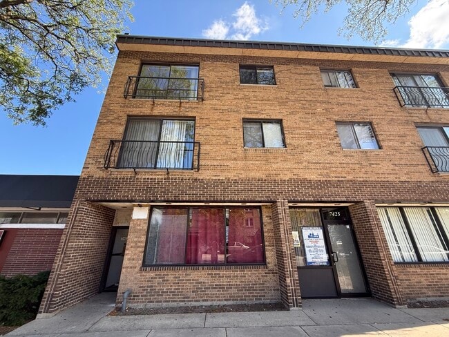 Building Photo - 7427 N Western Ave Unit 3N