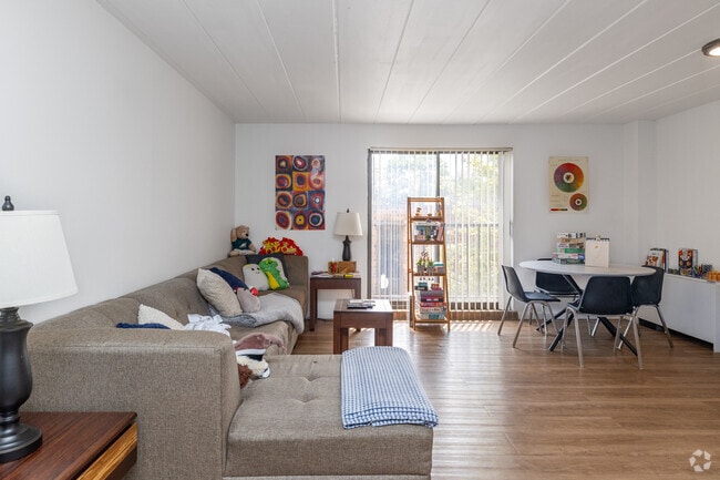 2 habitaciones, 1 baño - 800 pies cuadrados - Sala de estar - The Graduate Apartments