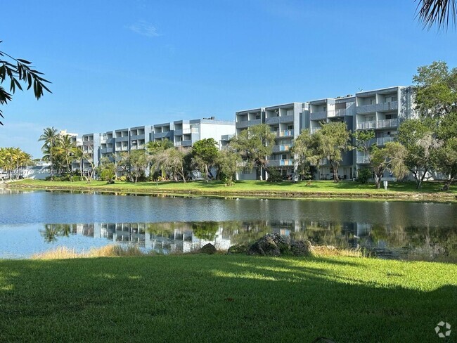 Building Photo - 9359 Fontainebleau Blvd Unit F417 Rental