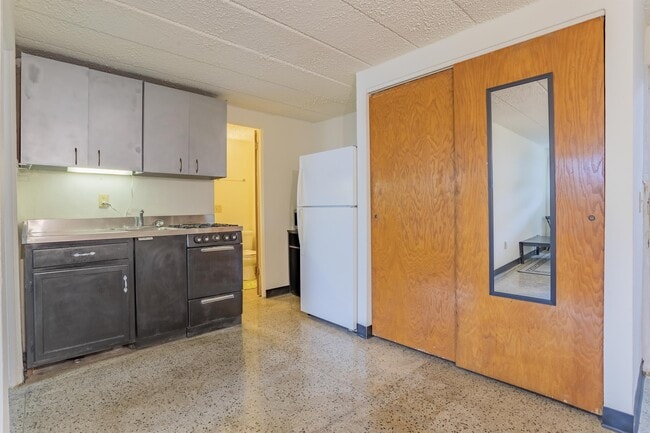 Photo - 2441 Holmes St