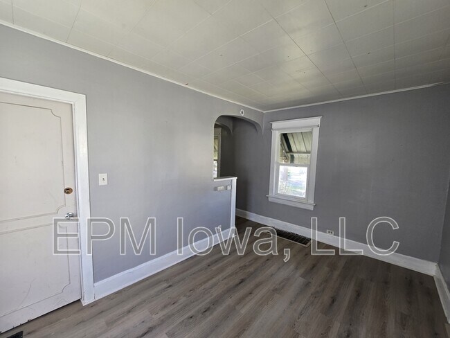 Photo - 325 Randall St