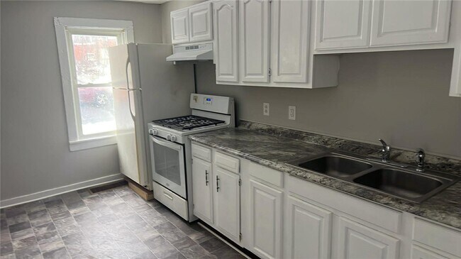 Photo - 77-79-79 Ave. E