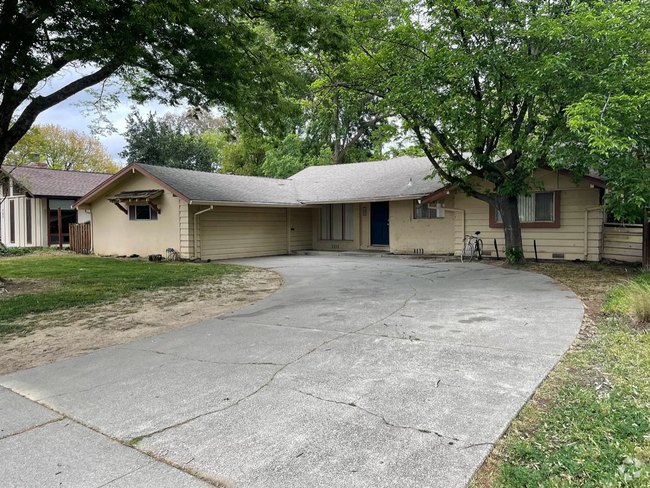 Building Photo - 4 Bedroom Home Near Campus