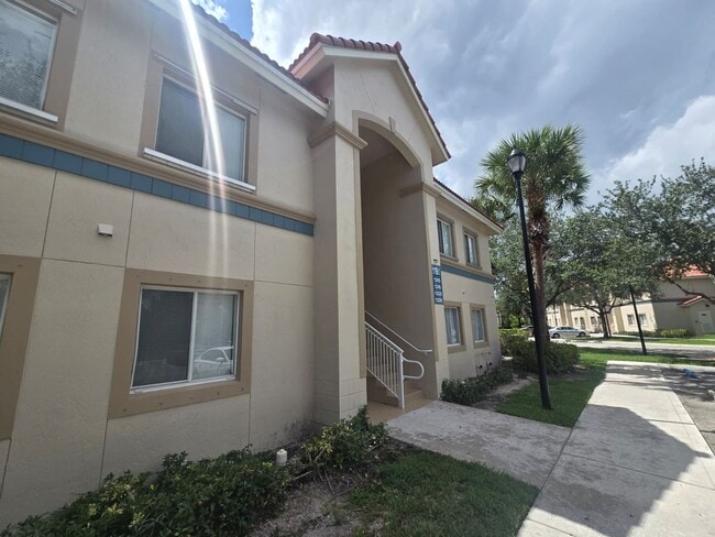 Building Photo - 3 Bedroom Townhome in West Palm Beach