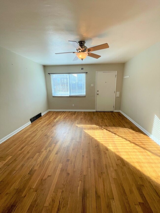 Photo - Clayton Ave (6521-23) Unit 6521