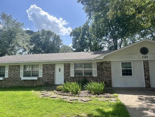 Building Photo - 121 Shamrock Dr Rental