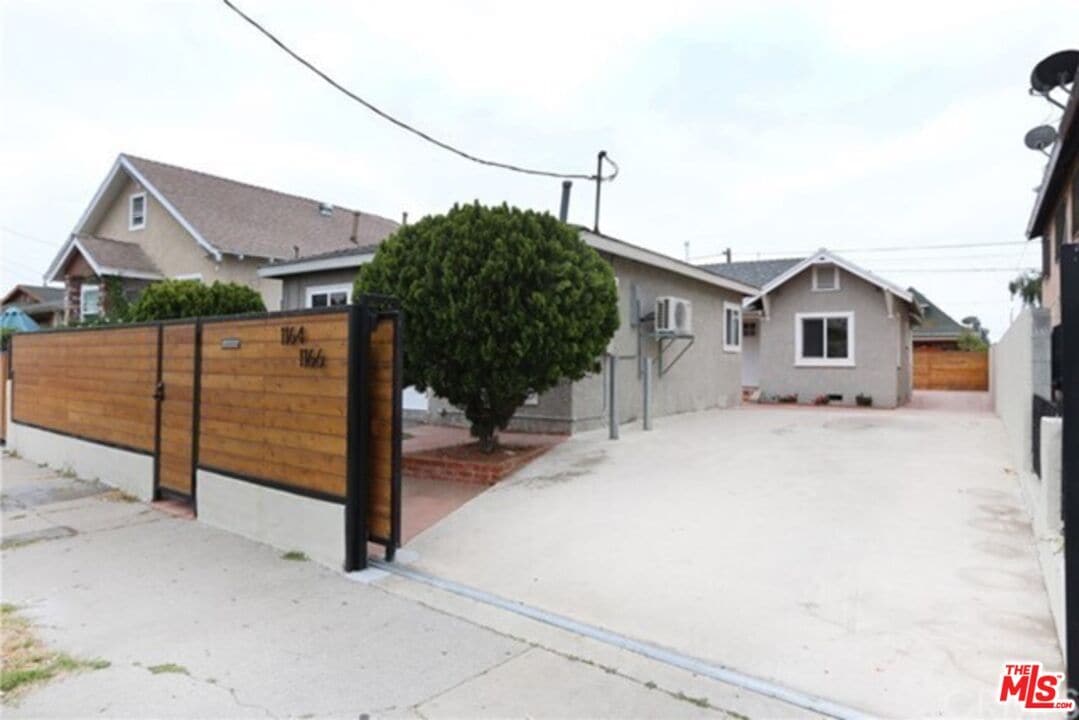 Photo - 1164 E 32nd St Casa