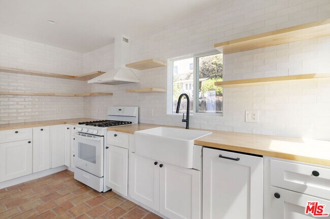 1310 1/2 Lucile Ave