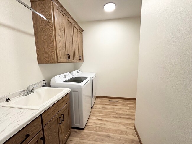 Photo - 575 Main St W