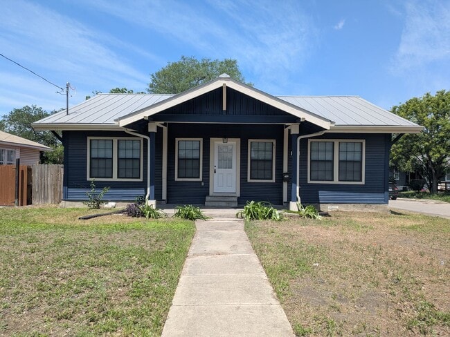 Building Photo - Woodlawn Beauty!