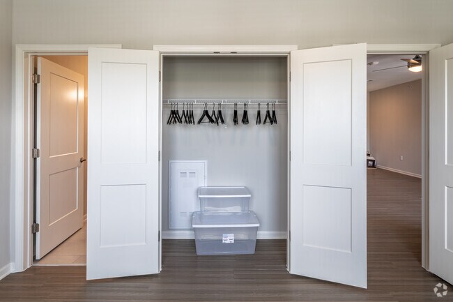 2BR, 2BA - 1072 SF