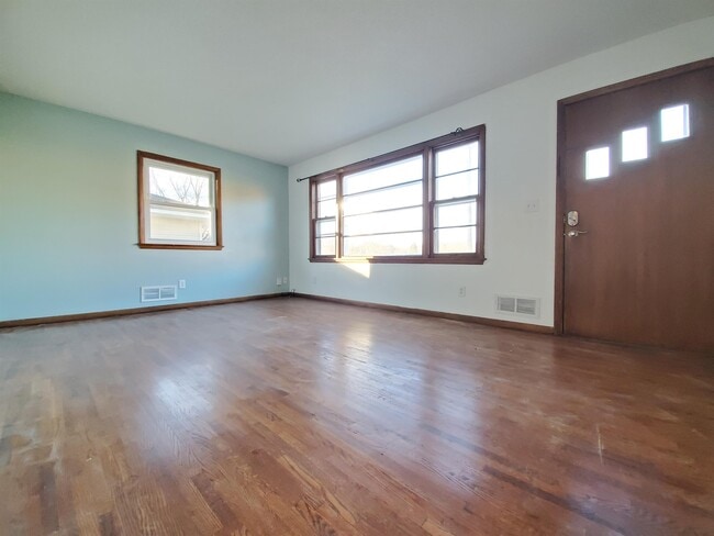 Photo - 2004-16 1/2 16 1/2 St NW