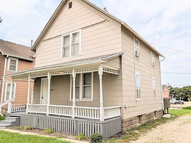 Building Photo - 206 W 13th Ave